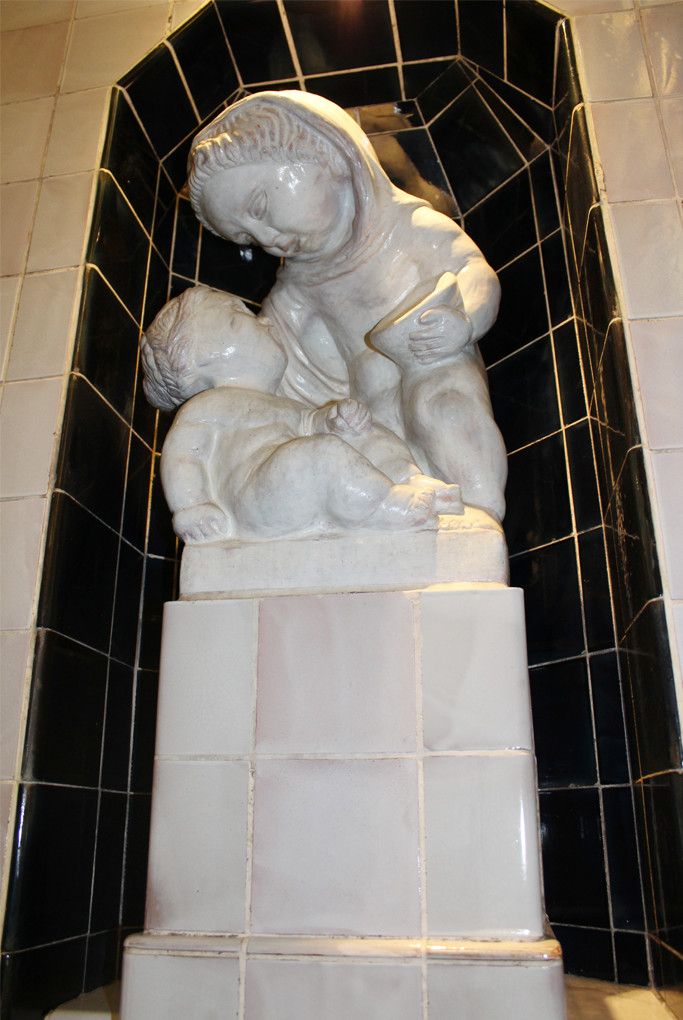 Mutter und Kind im Treppenhaus