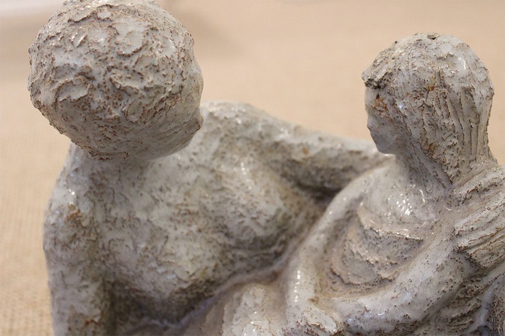 Mutter mit Kind Skulptur in der Praxis