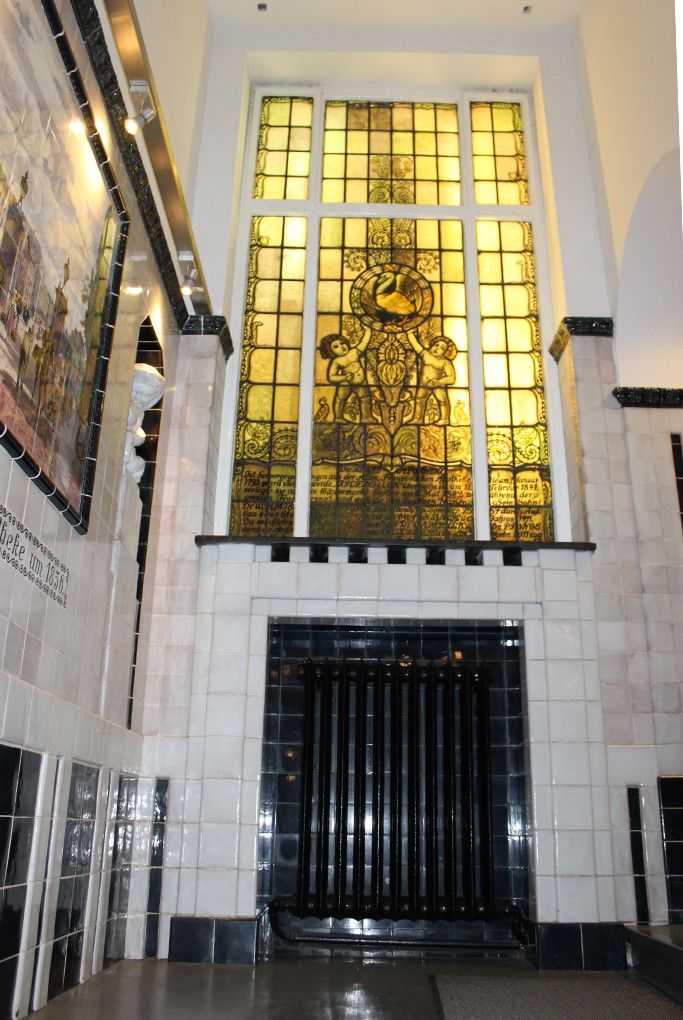 Großes Fenster im Treppenhaus zur Frauenarzt Praxis
